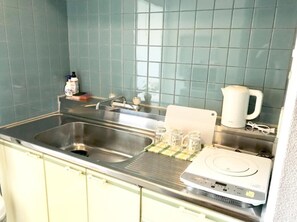 Basic Room, 2 Twin Beds, Non Smoking, Balcony | Private kitchen | Fridge, microwave, stovetop, cookware/dishes/utensils