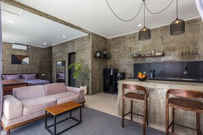 Deluxe Apartment, 1 King Bed | Living area