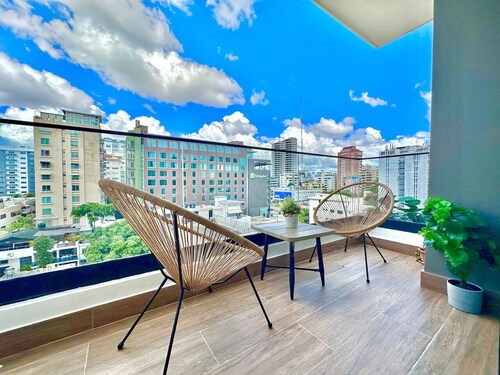 Stunning City Center Condo Full AC, Pool, Near All