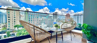 Stunning City Center Condo Full AC, Pool, Near All