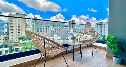 Stunning City Center Condo Full AC, Pool, Near All