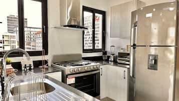 Jääkaappi, mikroaaltouuni, uuni, liesi