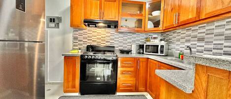 Kühlschrank, Mikrowelle, Ofen, Herdplatte