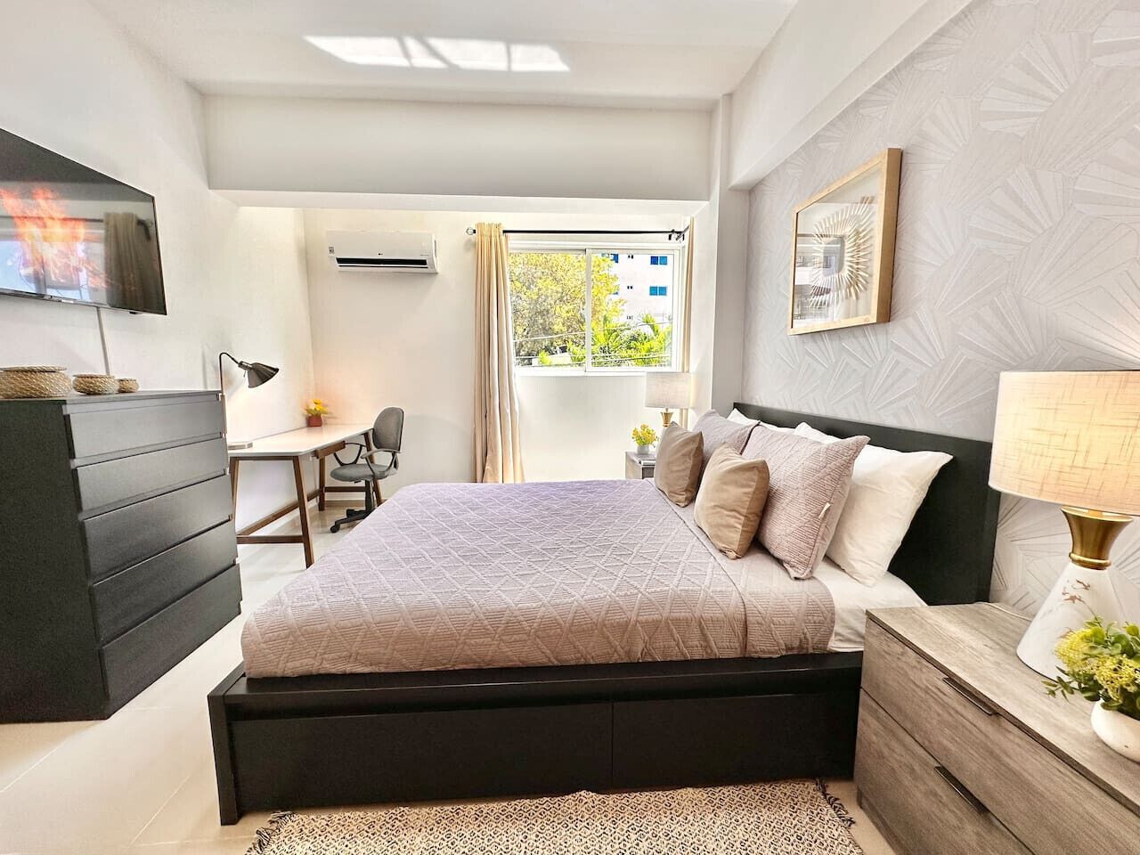 1 dormitorio, escritorio, tabla de planchar con plancha y wifi