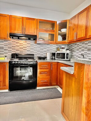 Jääkaappi, mikroaaltouuni, uuni, liesi