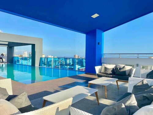 Cozy City Center Apt, Pool, Gym, Full AC, Fast Wi-Fi, Great City Views.