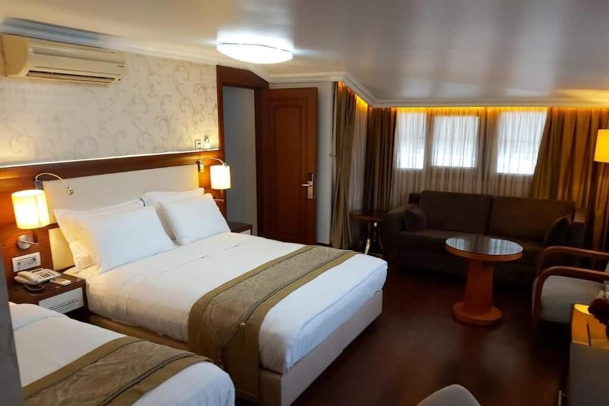 Traditional Penthouse | Down comforters, minibar, in-room safe, desk