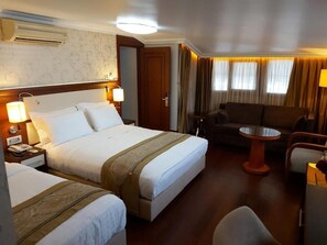 Penthouse truyền thống | Chăn bông, minibar, két bảo mật tại phòng, bàn 