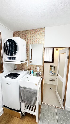 Sèche-cheveux, bidet, serviettes fournies, shampoing