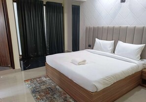 1 غرفة نوم وملاءات إيطالية من طراز فريتي وأغطية فراش متميزة