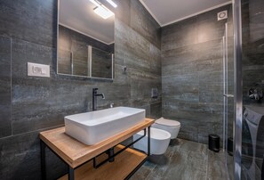 Dusche, Haartrockner, Bidet, HandtĂŒcher