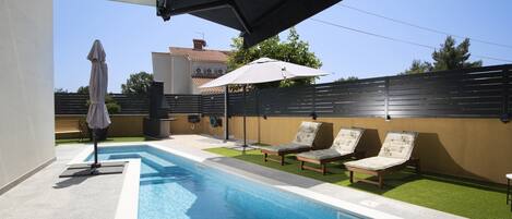 Piscina a l'aire lliure i piscina climatitzada