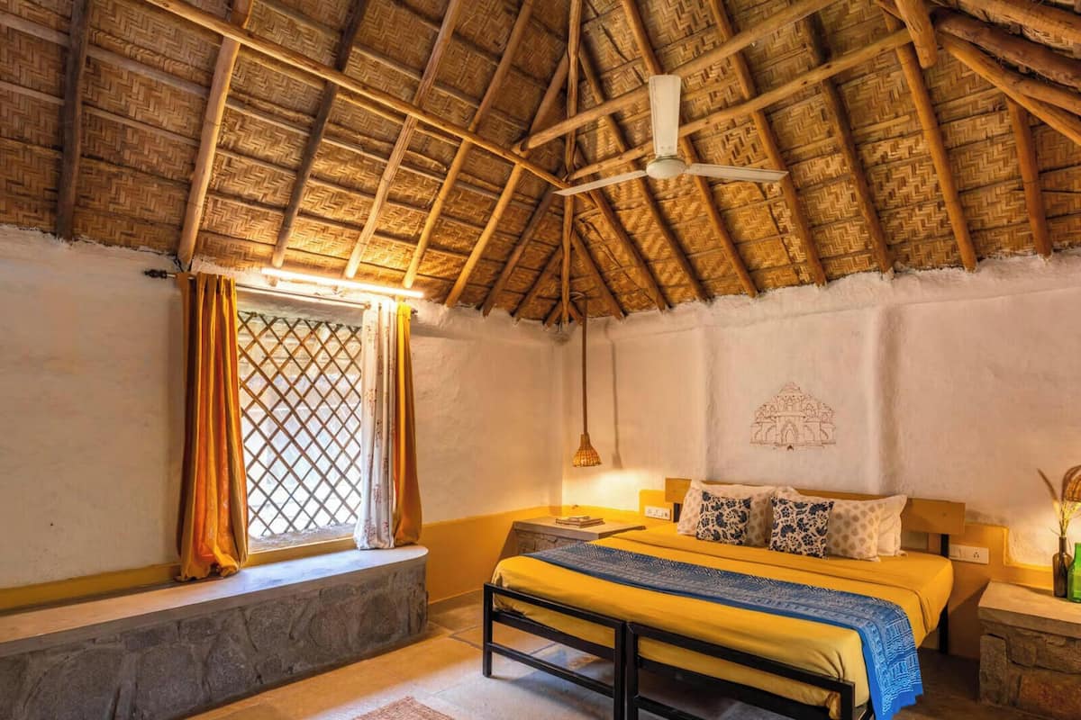 Deluxe Mud Cottage (Non AC) | WiFi (free), bed sheets