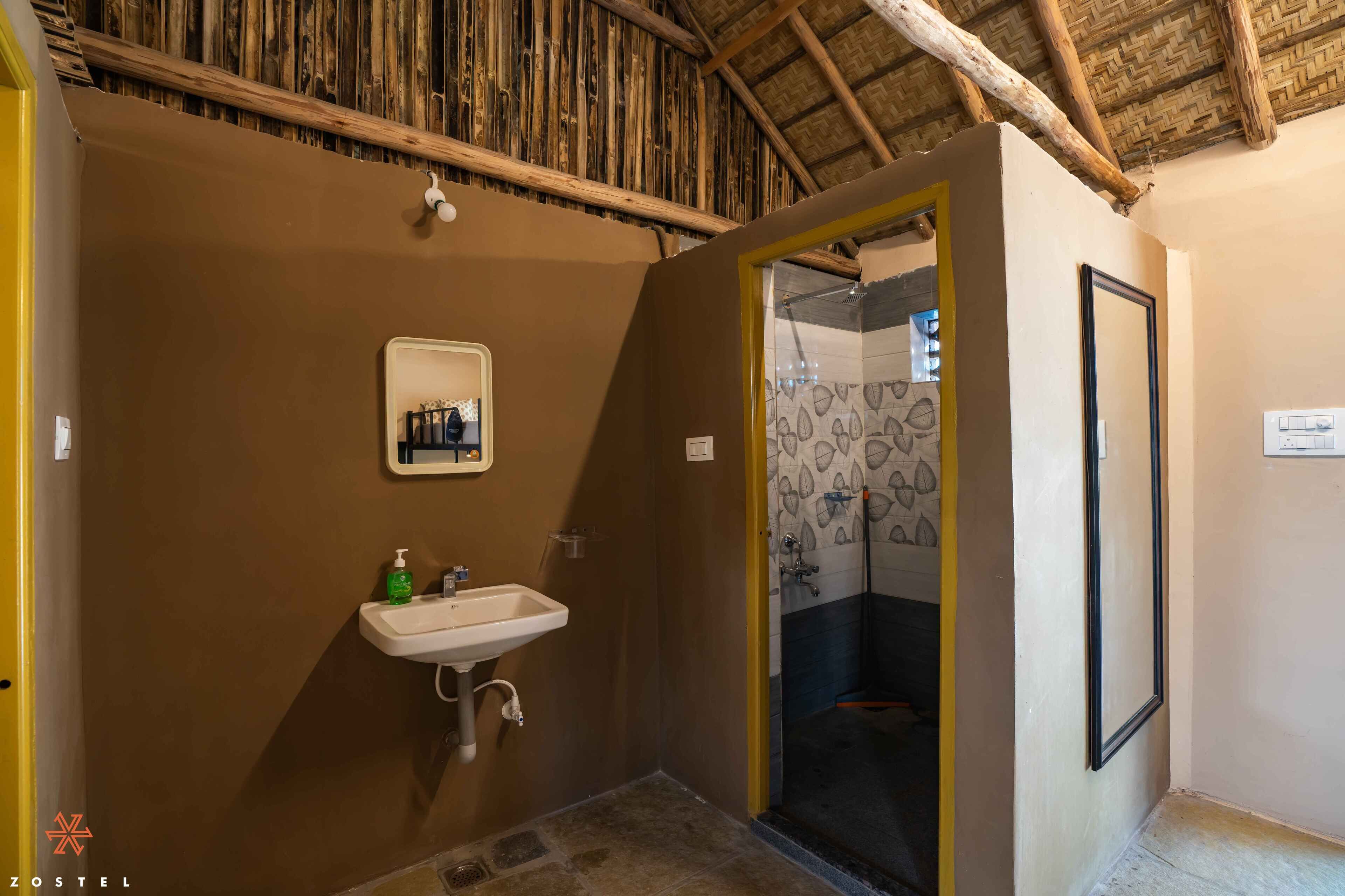Un baño con lavamanos, espejo y ducha.