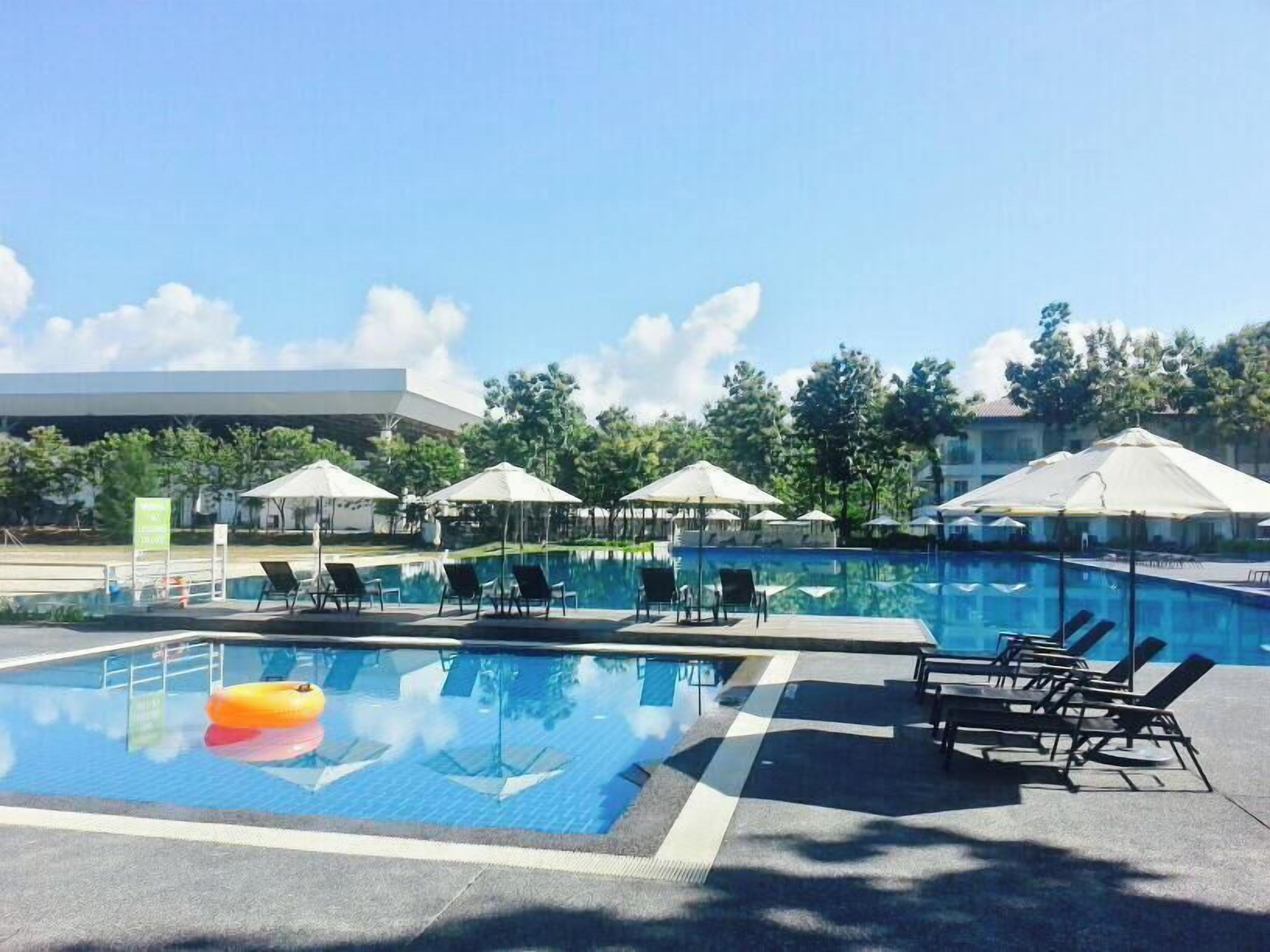2 kolam renang terbuka 