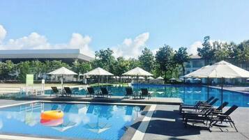 2 kolam renang terbuka