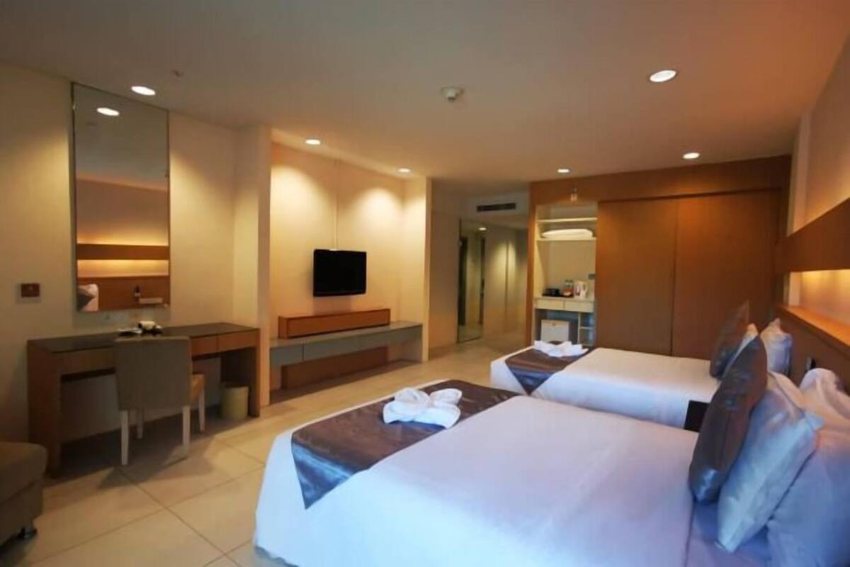 Minibar, muebles diferentes y escritorio