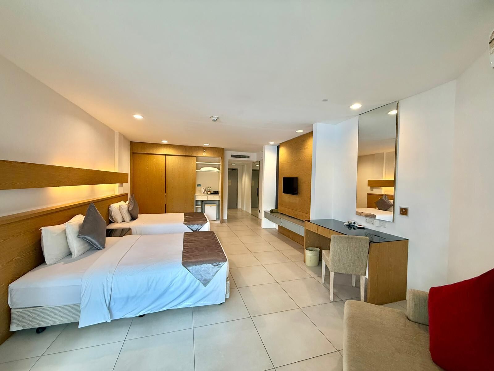 Deluxe Twin kamer | Luxe beddengoed, donsdekens, een minibar, individueel gemeubileerd