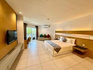 Partial Seaview King | Hochwertige Bettwaren, Daunenbettdecken, Minibar