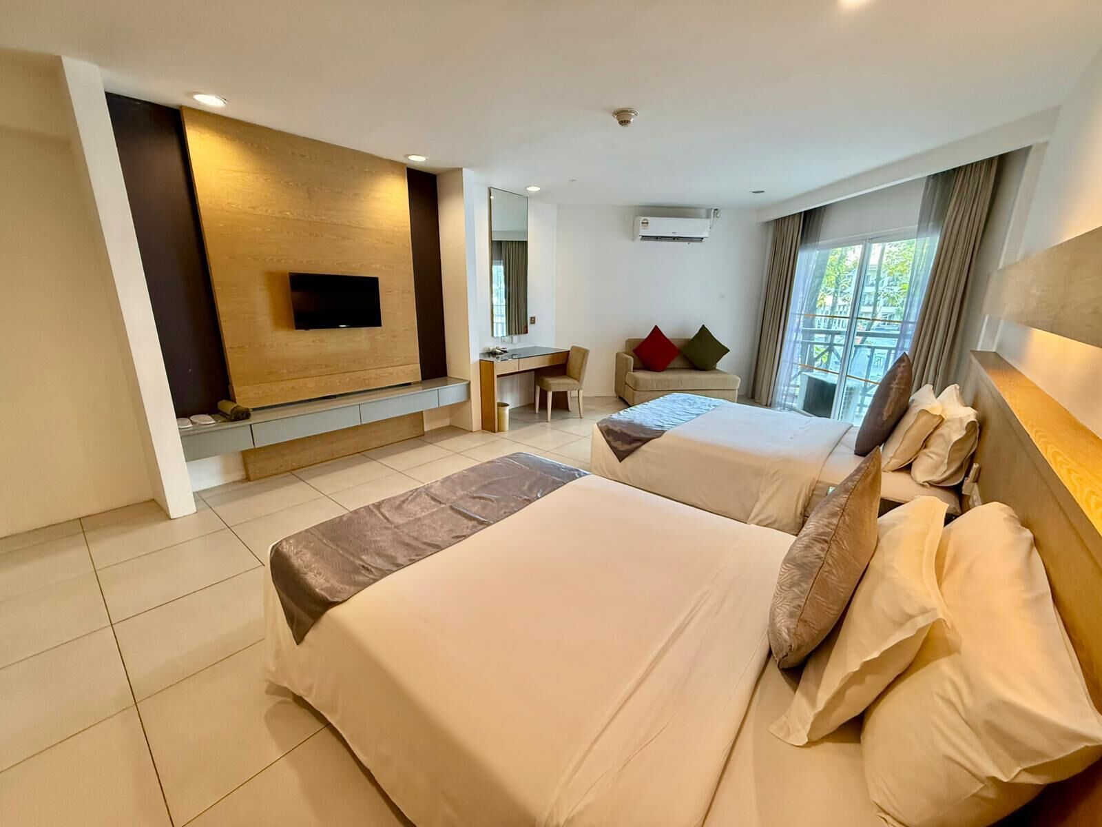 Tomannsrom – deluxe | Minibar, individuelt innredet, skrivebord og skrivebord for bærbar PC