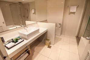 Habitació doble o amb dos llits individuals Comfort, no fumadors, vistes al jardí | Bany | Banyera i dutxa independents i capçal de dutxa tipus cascada 