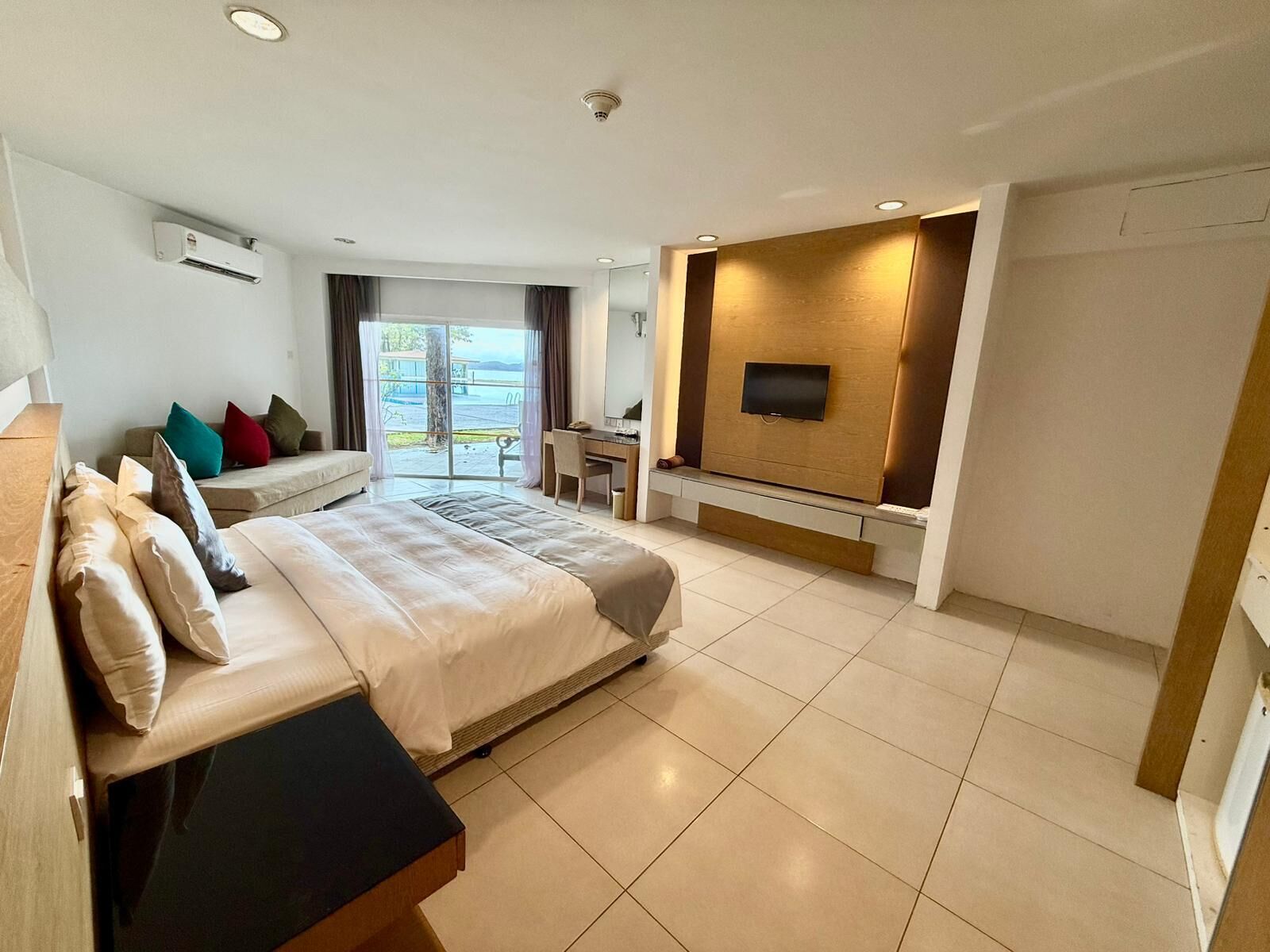 Minibar, individuelt innredet, skrivebord og skrivebord for bærbar PC