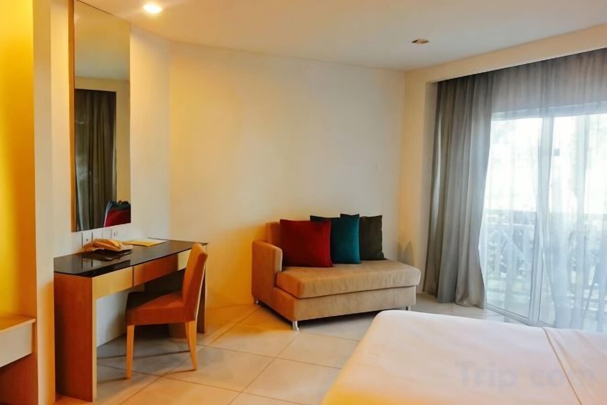 Luxe beddengoed, donsdekens, een minibar, een bureau