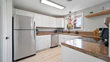 Køleskab, mikrobølgeovn, ovn, kogeplade