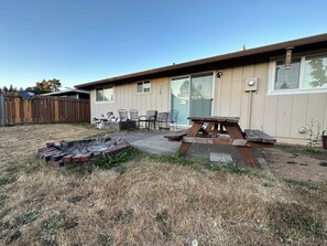 Outdoor dining - Modern Home in Portland (Portland)