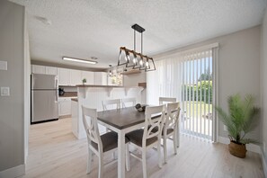 Dining - Modern Home in Portland (Portland)