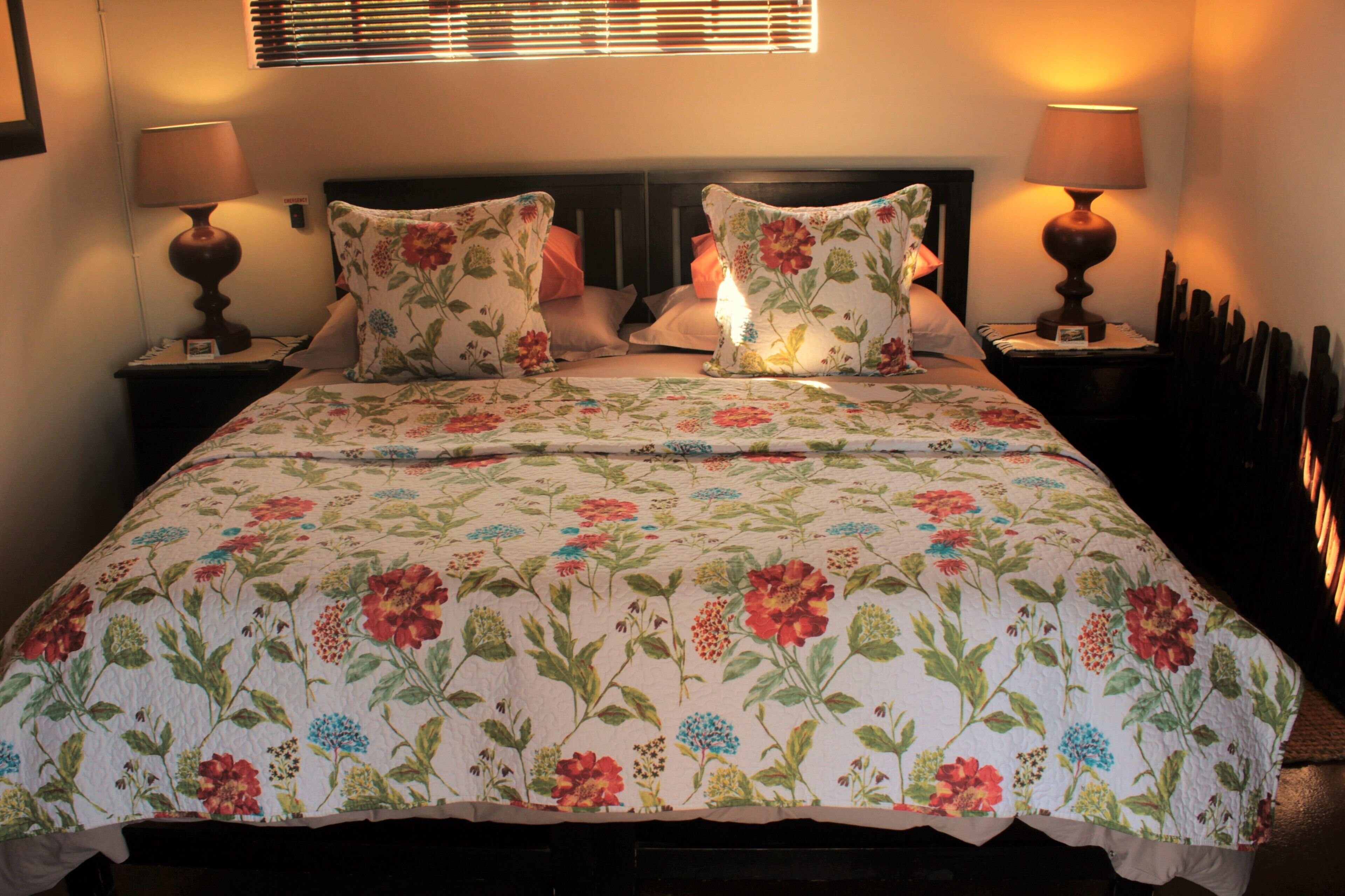 Quarto casal básico | Roupas de cama antialérgicas, Wi-Fi de cortesia