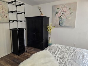 1 bedroom, desk, bed sheets - Cozy Oasis Suite  (Anchorage)