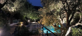 Luxurious villa, heated pool, beach and groceries at walking distance.