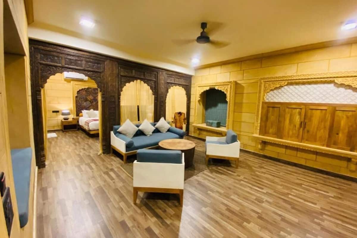 Phòng Suite Royal, 1 phòng ngủ, quang cảnh thành phố | Minibar với thức ăn, đồ uống miễn phí, két bảo mật tại phòng, bàn