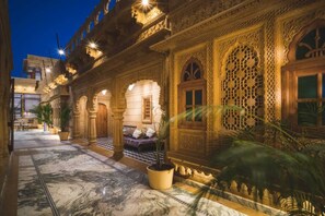 42-inch LED TV with cable channels, fireplace, heated floors - Hotel Grand Khalifa (Jaisalmer)