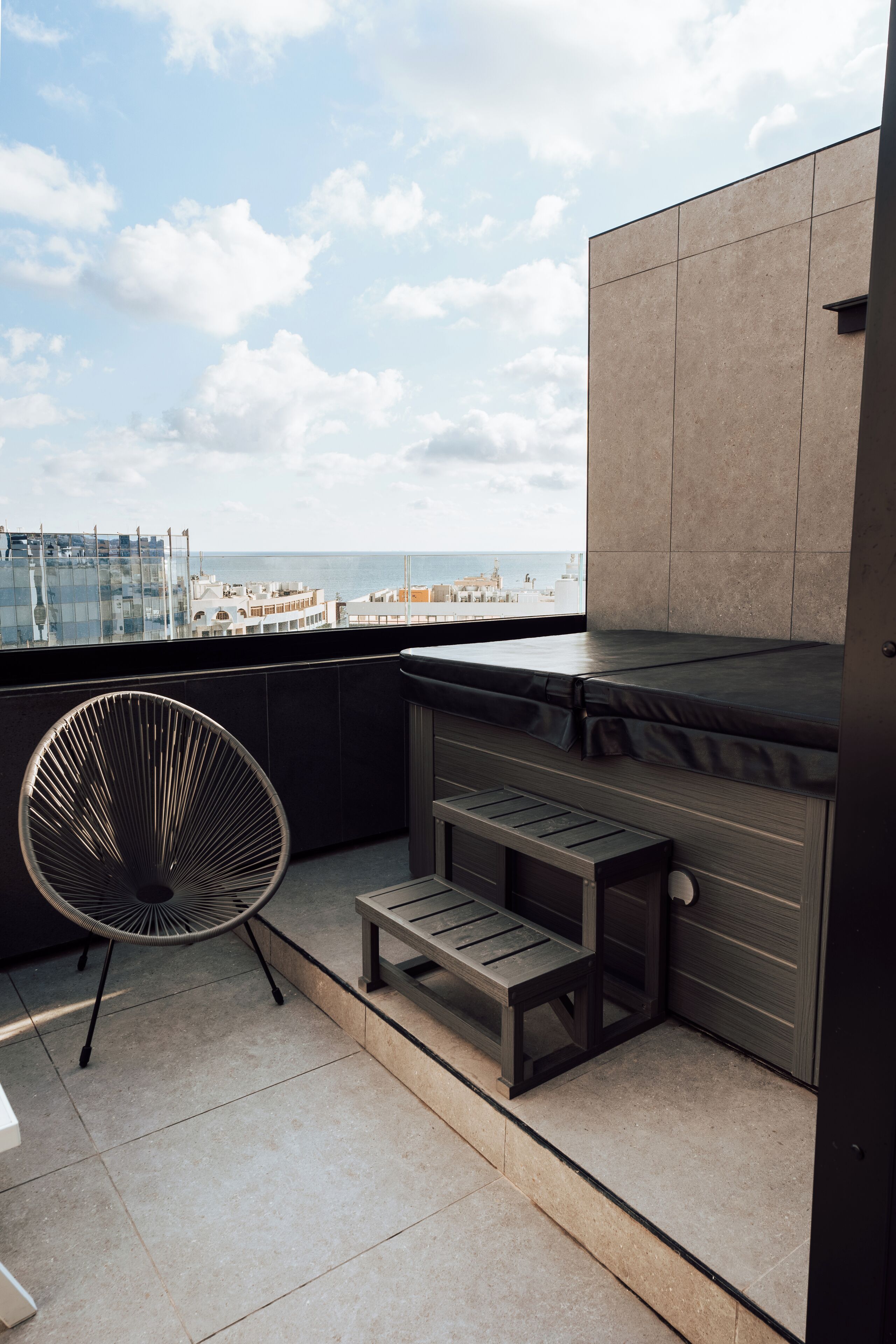 Deluxe tweepersoonskamer | Een minibar, een kluis op de kamer, een bureau, verduisterende gordijnen