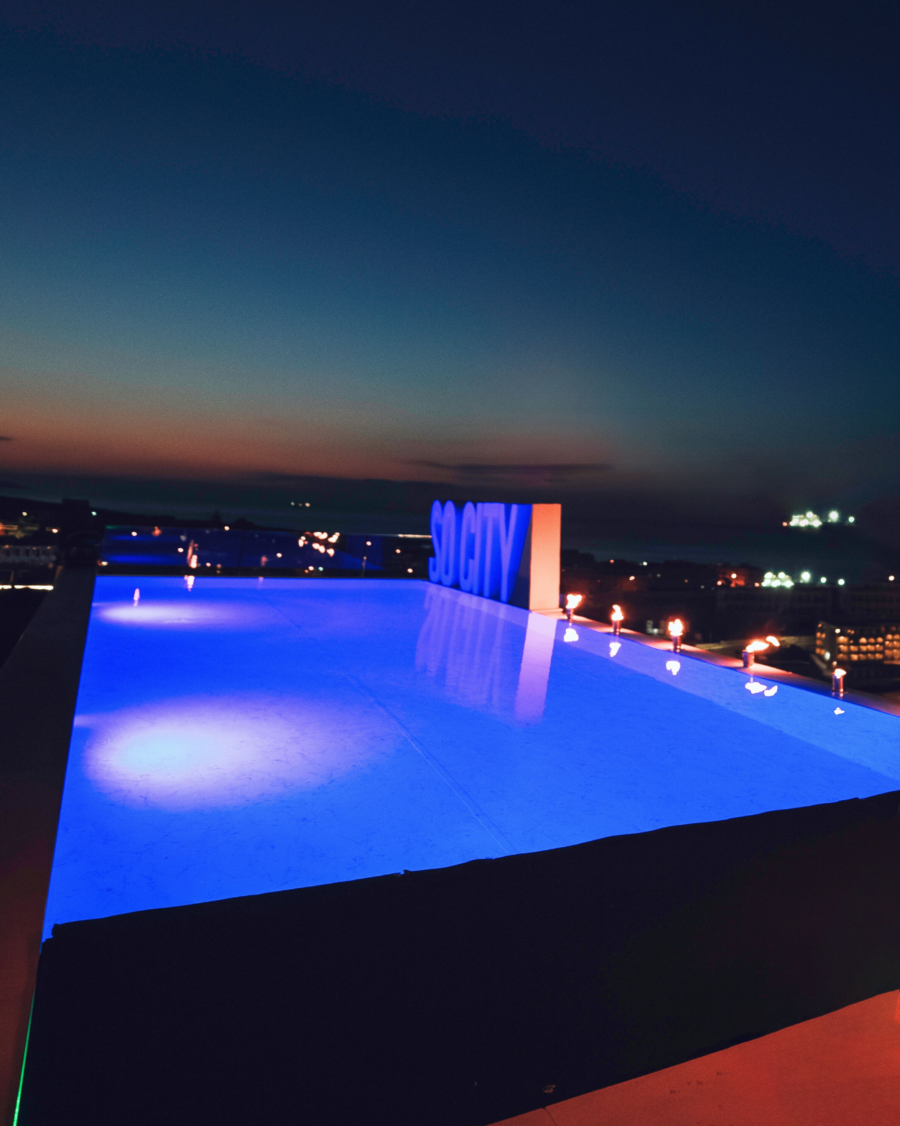 Una piscina al aire libre de temporada, sombrillas