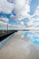 Una piscina al aire libre de temporada, sombrillas