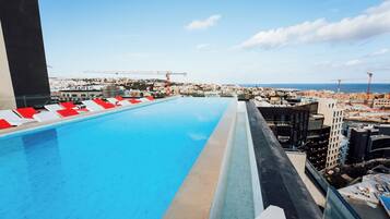 Piscina externa sazonal, funciona das 10h às 19h, guarda-sóis