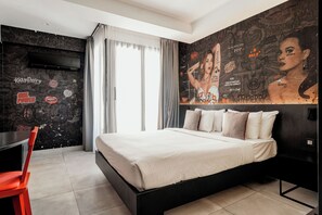 Kamar Double, balkon (Urban) | Minibar, brankas, meja kerja, dan tirai kedap cahaya