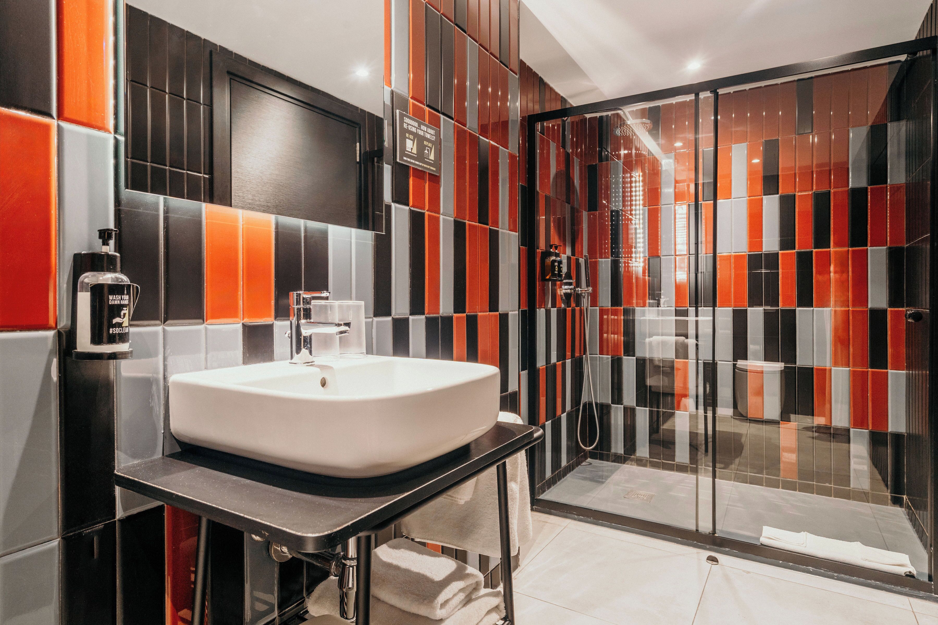 Minibar, Zimmersafe, Schreibtisch, Verdunkelungsvorhänge