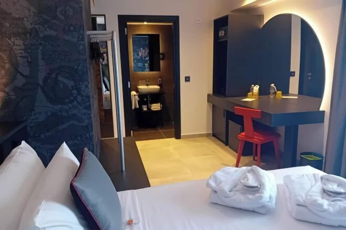 Minibar, caja de seguridad en la habitación y escritorio