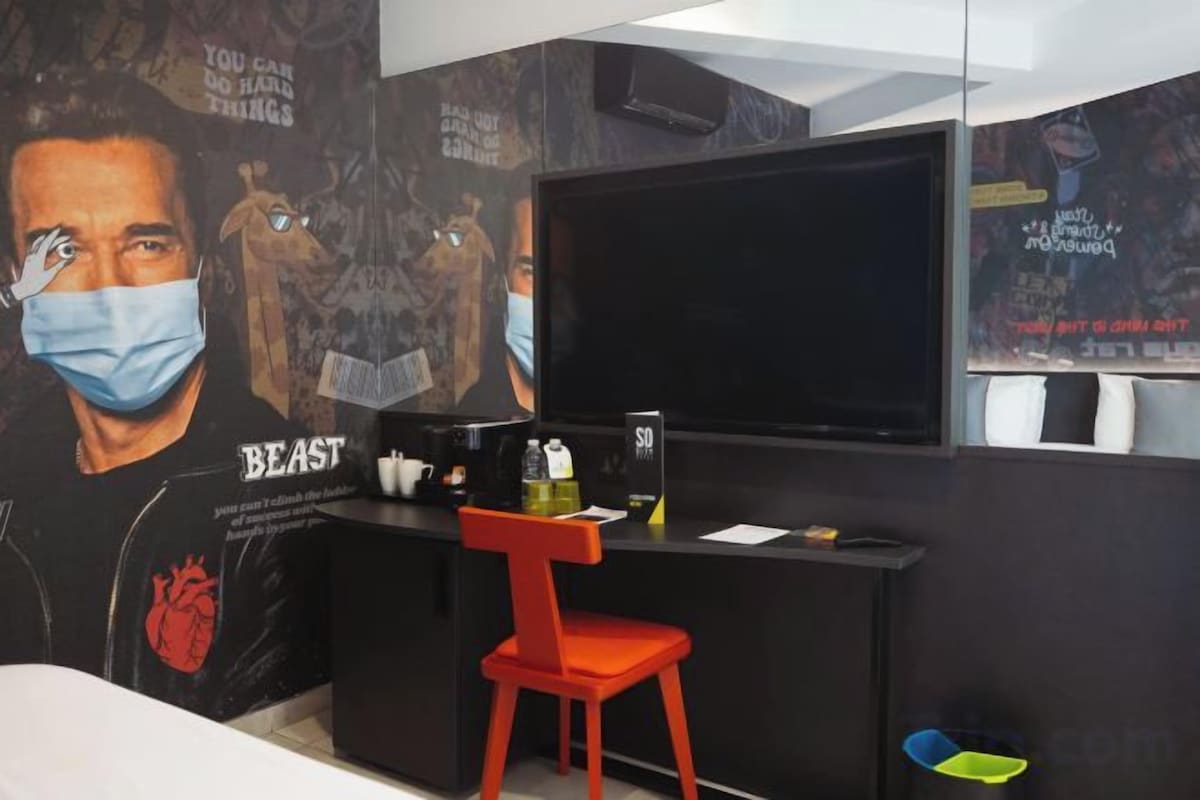 Een minibar, een kluis op de kamer, een bureau, verduisterende gordijnen