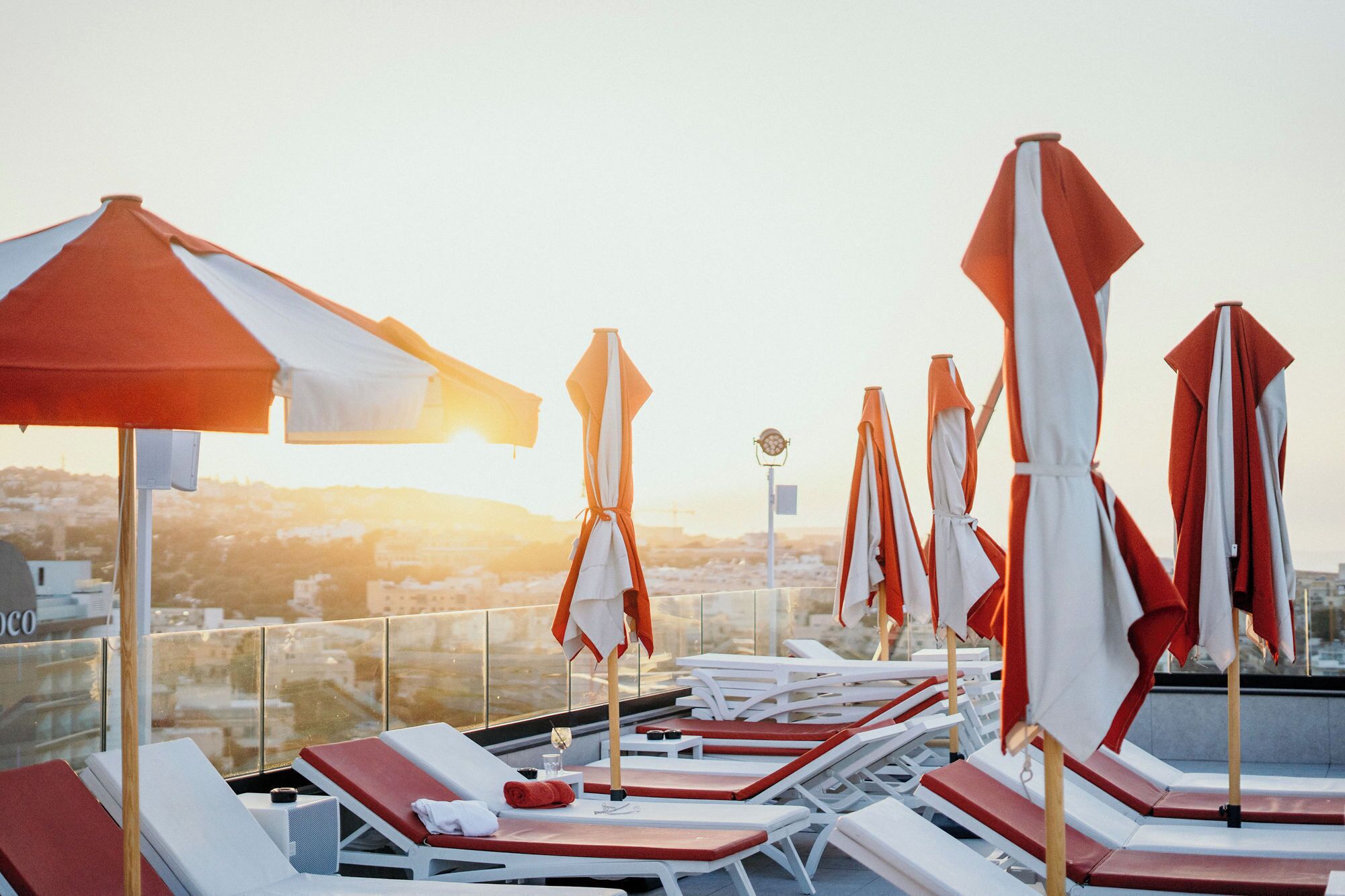 حمّام سباحة خارجي موسمي، مظلات على حمّام السباحة، مقاعد للتشمس