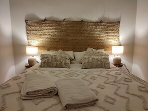 2 bedrooms, travel cot, free WiFi, bed sheets