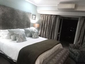 Kamar Double Deluks | Seprai premium, minibar, brankas, dan meja kerja