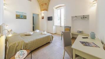 1 camera, una cassaforte in camera, una scrivania, ferro/asse da stiro