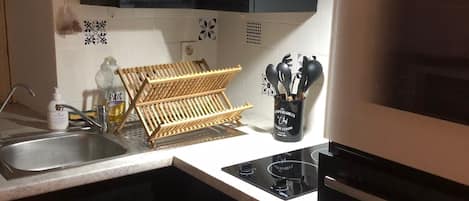 Fridge, oven, stovetop, electric kettle
