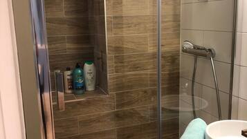 Douche, articles de toilette gratuits, sĂšche-cheveux