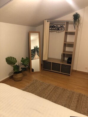 2 多间卧室、办公桌、隔音、熨斗/熨衣板